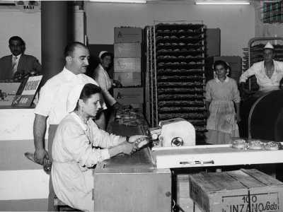 ...lavoravano sotto la supervisione dell�attento De Nicol�...